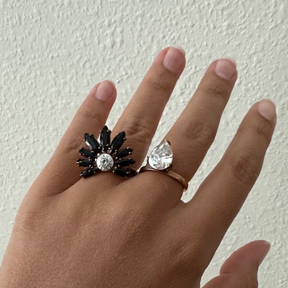 Chic Set of Black and Gold Earrings + Ring - Picture 5 of 5